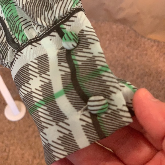 Vince Camuto woman’s fold over waist; plaid L/S blouse - Picture 3 of 8